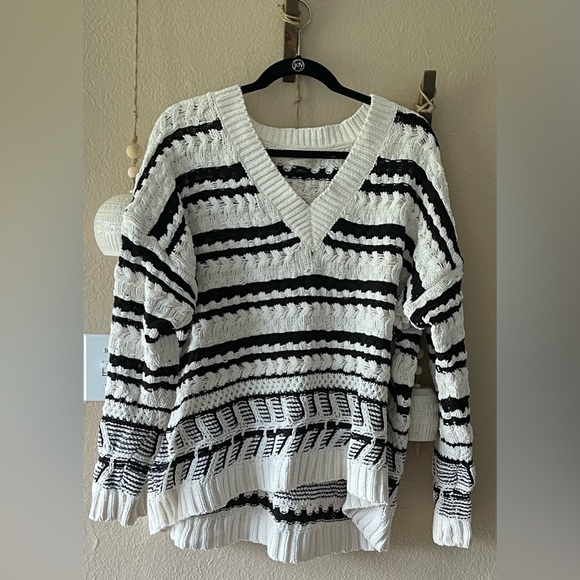 XXL Universal Thread bland and white striped sweater - Picture 1 of 2